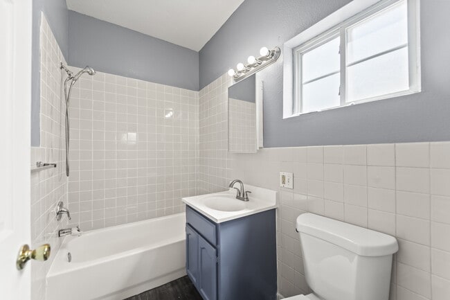 Building Photo - 10609 Main St Rental