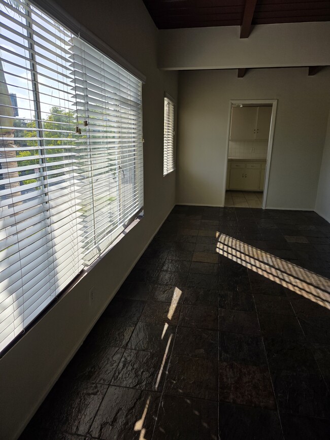 Living room - 2330 Carmelina S Ave