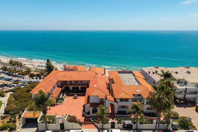 Building Photo - Dream home Located on the Bluff of Southwe...