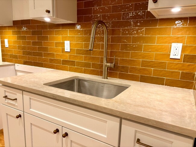 Building Photo - 2182 Davidson Ave Unit 1F