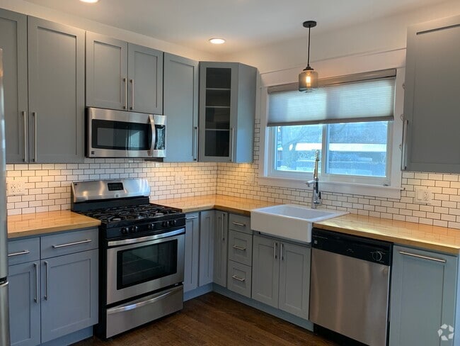 Building Photo - 4858 W Gunnison St Unit 1 Rental