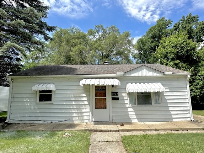 Building Photo - 1008 N Sunset Ave