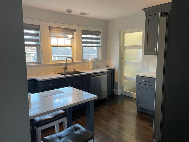 Photo - 1094 Main St