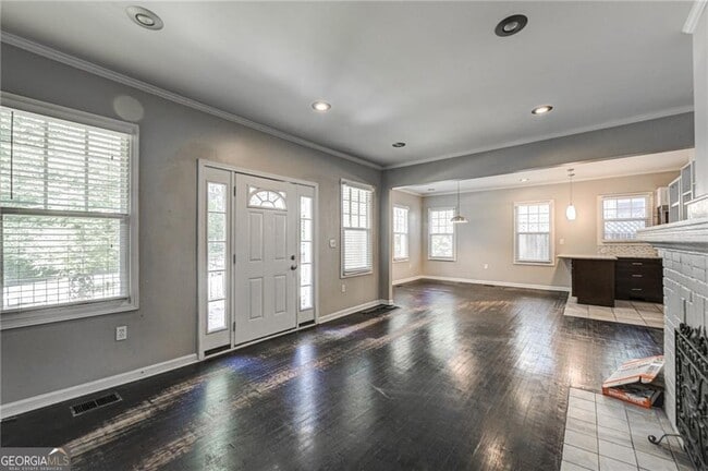 Photo - 483 Burlington Rd NE