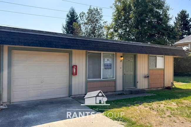 Building Photo - Spacious 2-Bedroom Duplex Unit 2 Rental