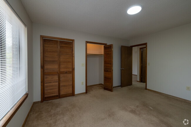 2 habitaciones, 1,5 baños - 900 pies cuadrados - Segundo dormitorio