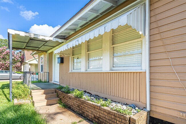 Photo - 1726 Du Barry Ln
