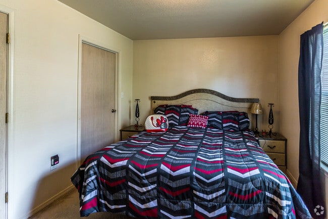 2BR, 2BA - 912 SF - Master Bedroom
