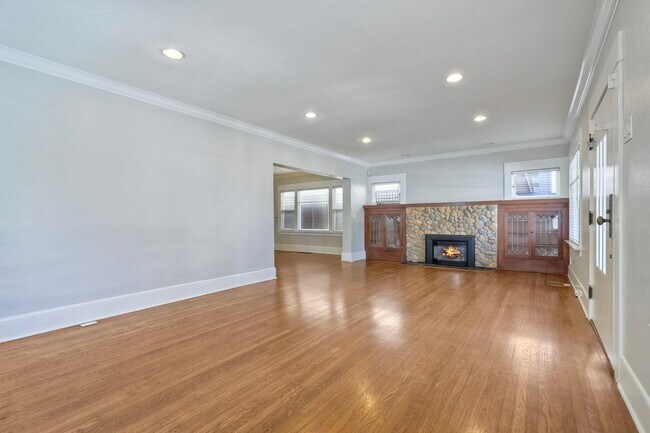 Photo - 4052 Albatross St