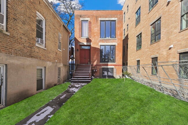 Building Photo - 1414 N Maplewood Ave Unit 1