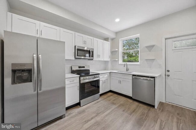 Photo - 1359 Crease St