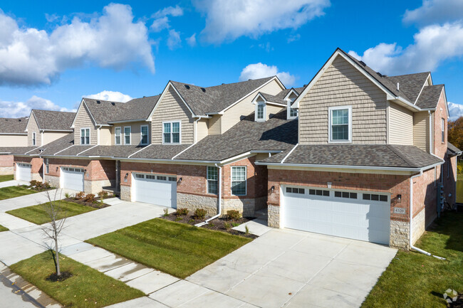 Handsome Facade - Briggs Park of Troy Rental