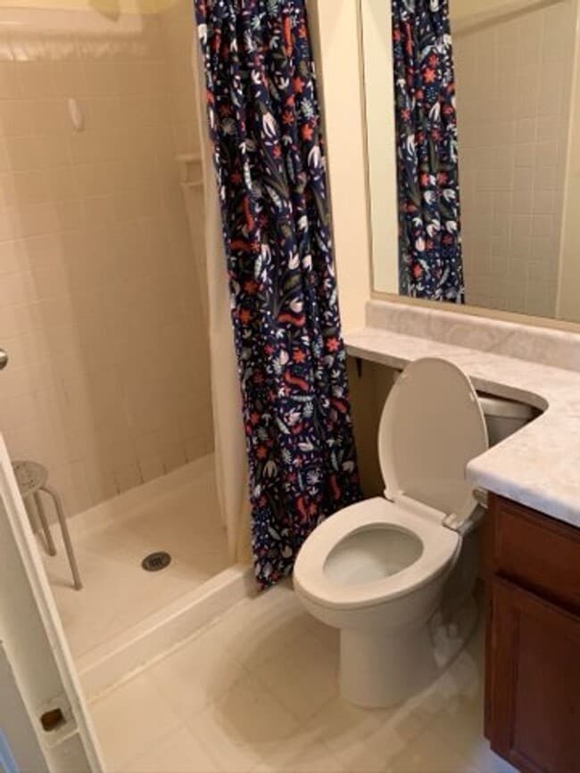 Photo - Huge room in a large shared home, private bathroom, great neighborhood, friendly roommates! Unidad 3