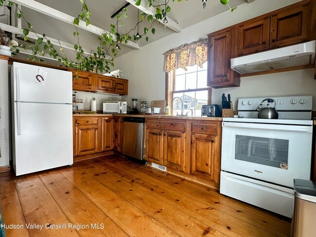 Photo - 240 Crest Ln