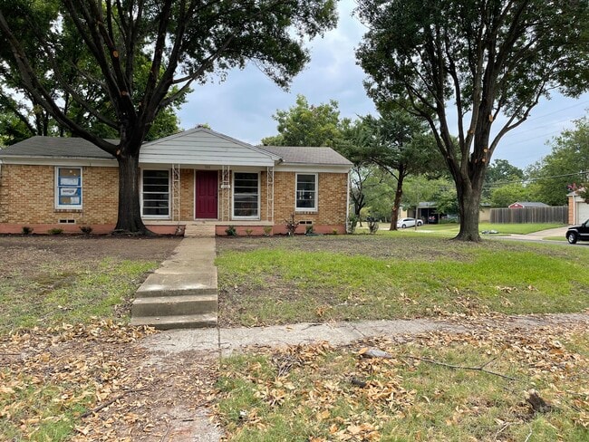 Front of house with new landscaping coming in. - 102 E Ireland Dr Casa