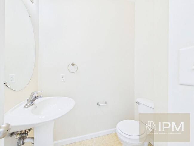 Photo - Modern 3 Bedroom Townhome with Garage & Outdoor Amenities!