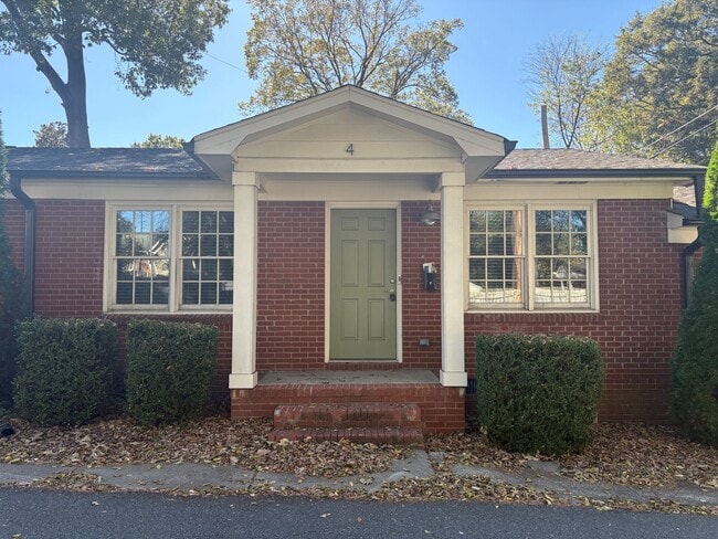Building Photo - Beautifully Renovated Apartment in Wilmore...