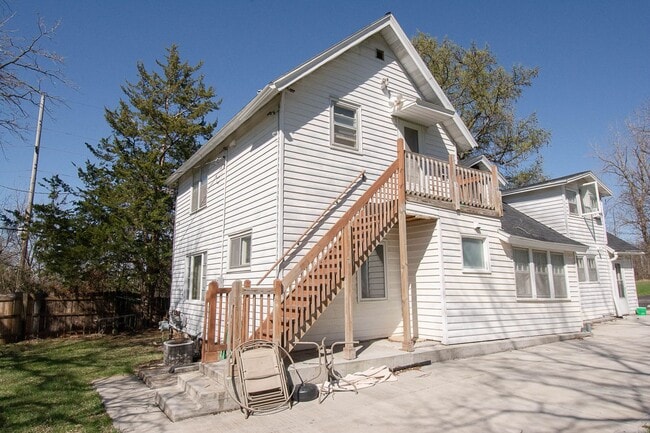 Building Photo - 2020/2022 Eastwood Rd SE Unit 2022 Eastwood Rd SE