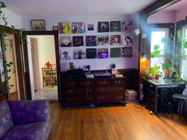 Photo - GREAT 4Br/1Bth, newly renovated bathroom and kitchen. Deck!