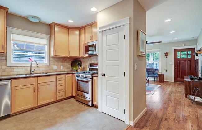 Photo - 1110 E 26th St