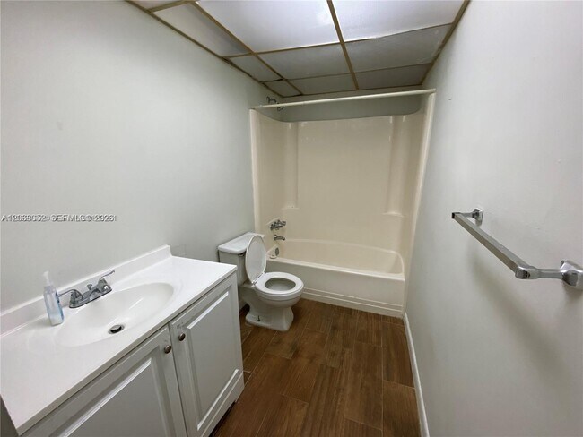 Photo - 2800 NW 56th Ave Unidad B304