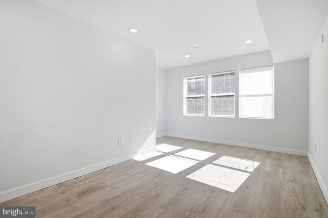 Building Photo - 2346 N 16th St Unit 2