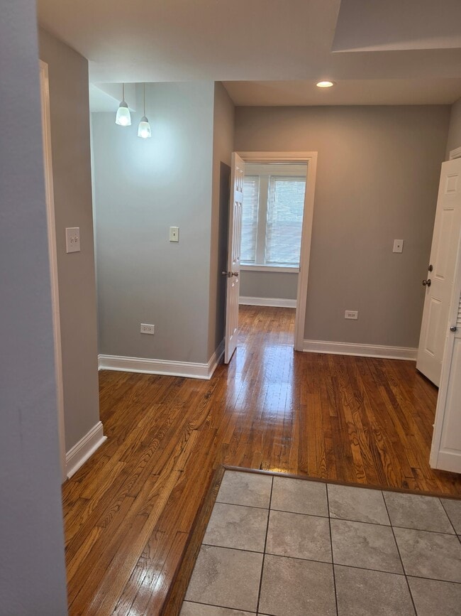 Building Photo - 1142 W 84th St Unit FL1