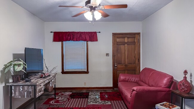 Photo - 807 W John St