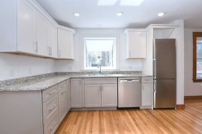 Building Photo - 17 Strathmore Rd Unit 1