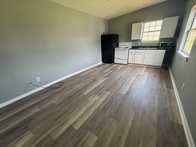 Photo - 610 E McMurry Blvd