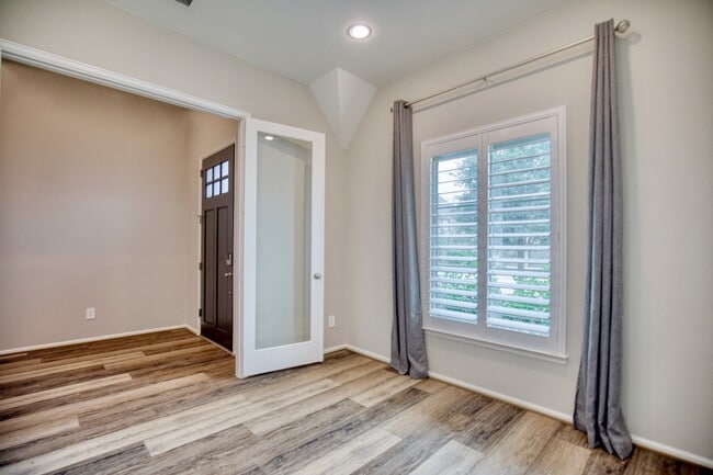 30103 Aralia Dr