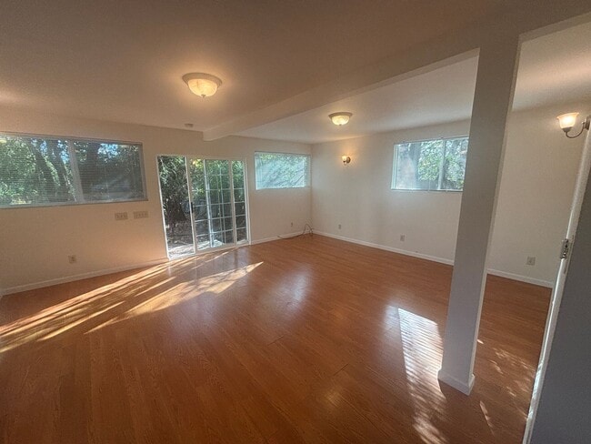 Building Photo - 552 Unit 552 B-1