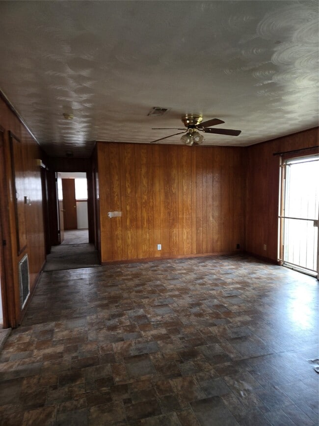 Building Photo - 2870 Sarah St Rental