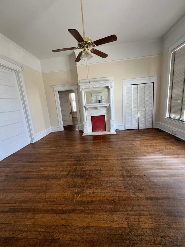 Building Photo - 233 College St