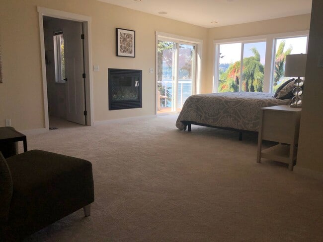 Dormitorio principal con chimenea a gas y terraza privada. - 7107 120th St NW