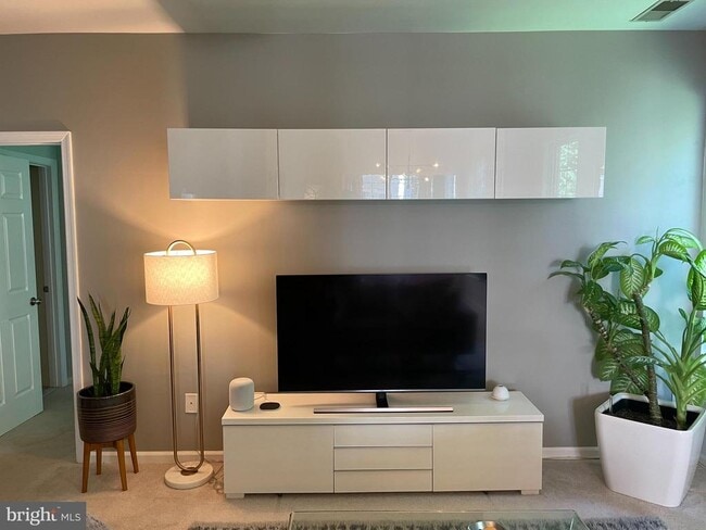 Building Photo - 5948 Founders Hill Dr Unit 203