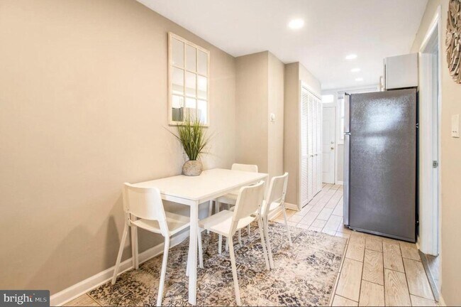 Photo - 1149 Summit St NE