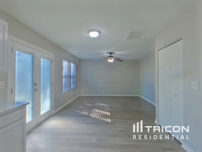 Photo - 925 Schofield Ln