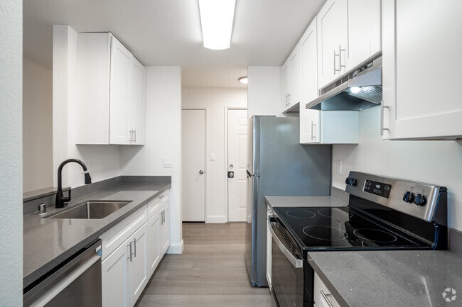 2BR, 2BA - 850SF - Kitchen