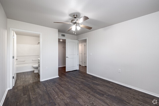 2BR, 2BA - 925SF - Primary Bedroom
