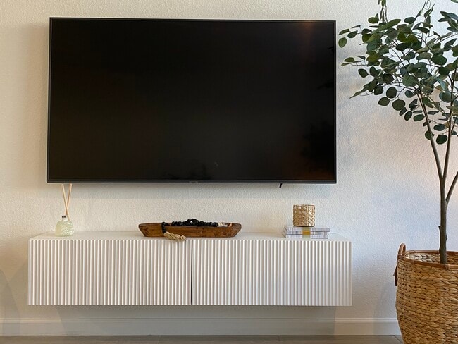 Televisor inteligente de 65 pulgadas con mueble flotante. - 1683 Sandoval Dr
