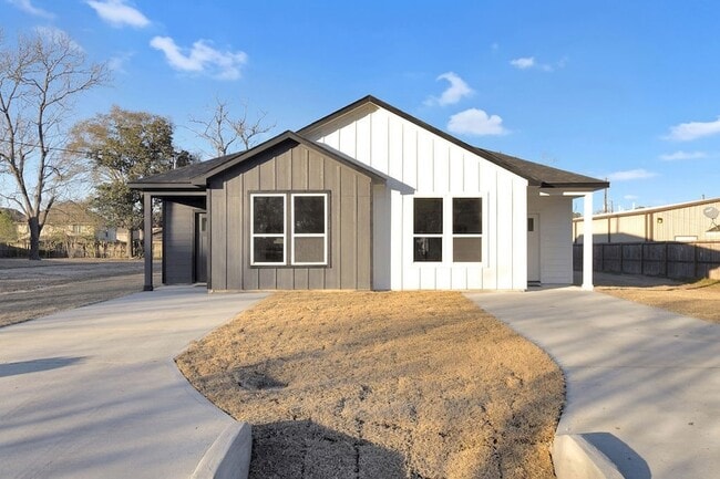 Photo - 104 Runnels St