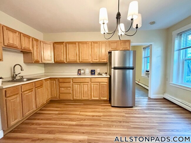 Building Photo - 18 Holmes St