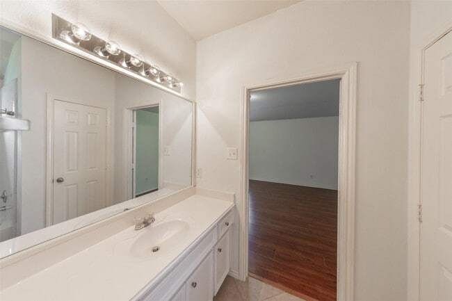 Building Photo - 11712 Logan Ridge Dr