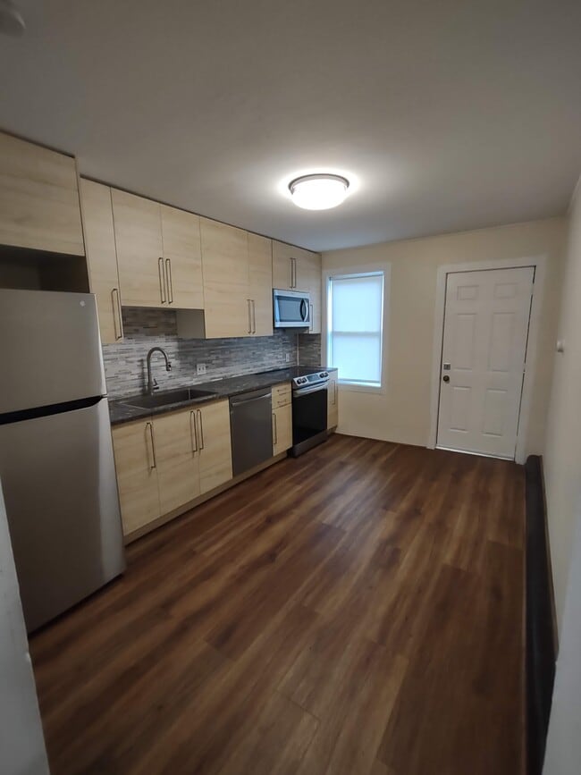 Eat-in kitchen