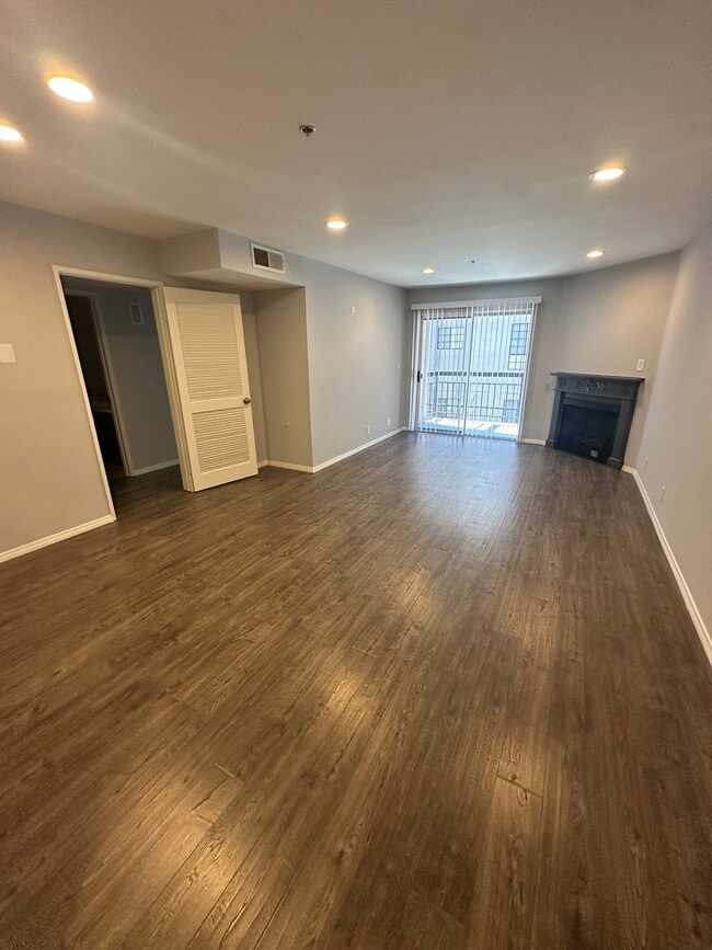 Building Photo - 8722 Burton Way Rental