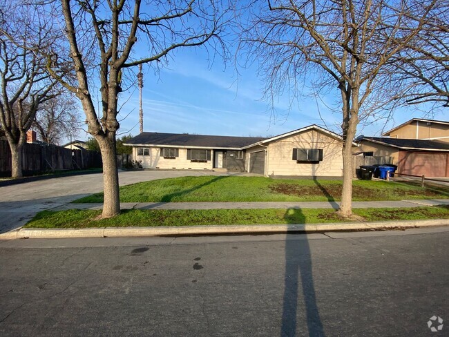 Building Photo - Four bedroom with pool in Northwest Hanford Rental