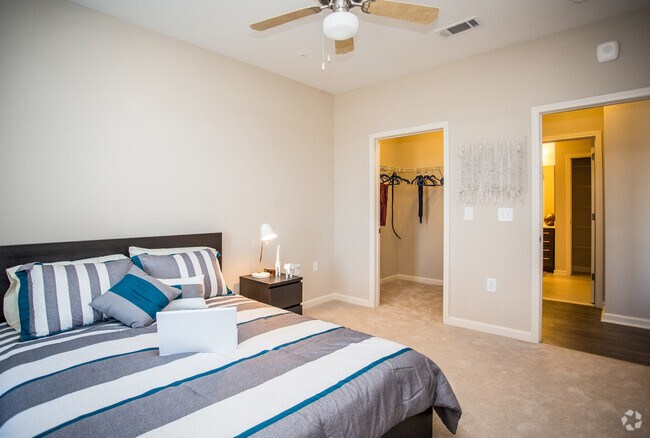 2BR, 2BA - 921 SF