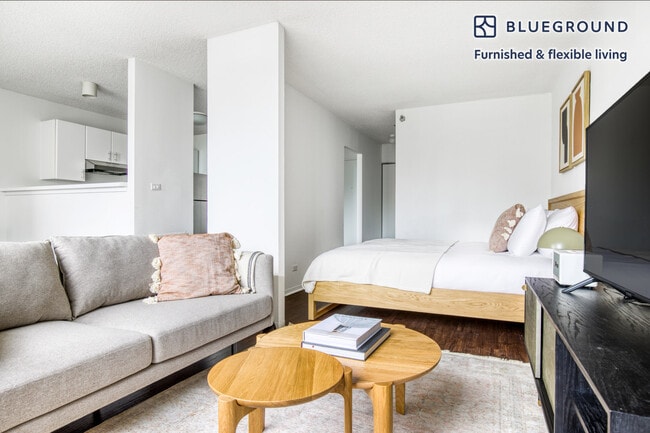 Photo - 445 E Ohio St Unidad FL26-ID410