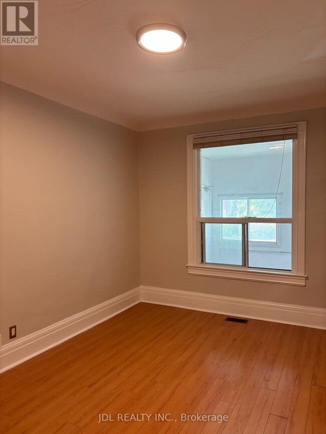 Photo - 593 Bathurst St